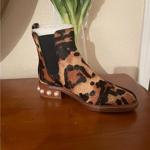 Louise et Cie Valtina Leopard Print Suede
Booties 7.5